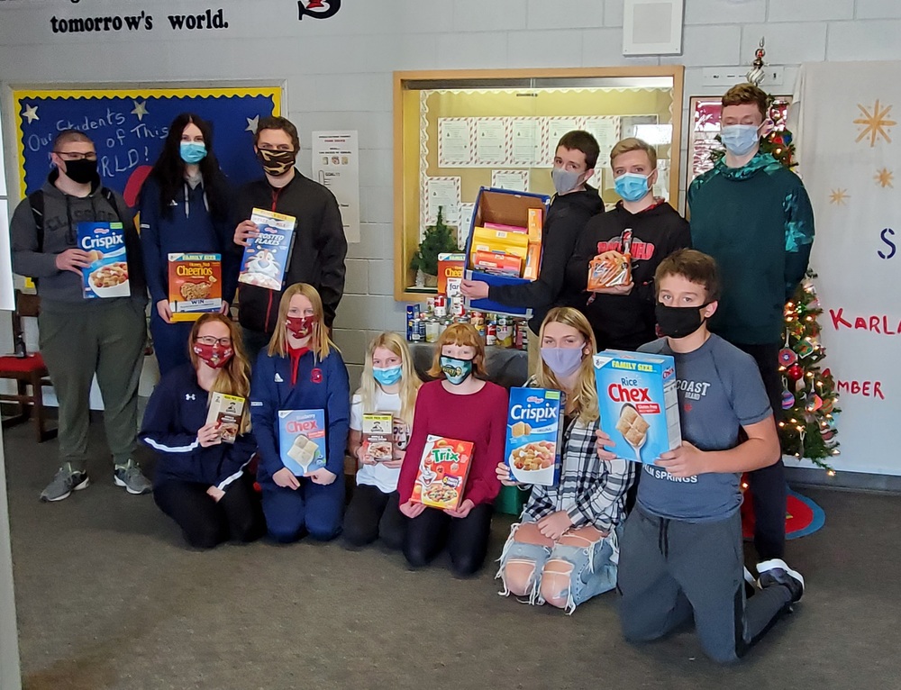 fs students food pantry donations